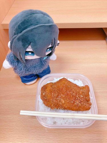 作成者の昼食。終わり飯って言うらしい。…赤い。これ辛いでしょ。俺、食べれなじゃん(  ･᷅-･᷄ )