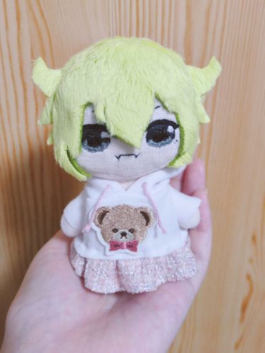 新しいお洋服が出来ました。
ツイードで秋冬服に。お揃いのお帽子も欲しいですね