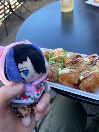 久しぶりの投稿です…！
この前食べたたこ焼きとうちの子。
フードはガチャガチャのやつ。可愛い
らい「タコが大きくて美味しかった…！」