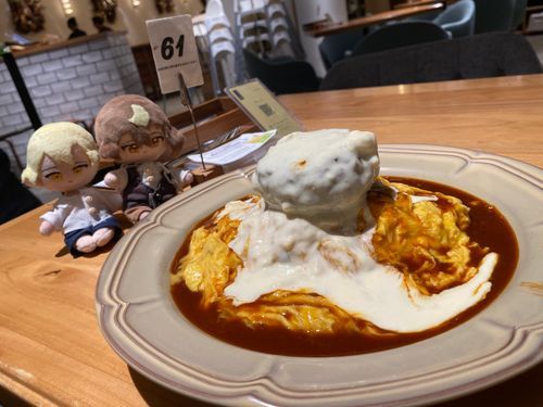 オムライス＋ハンバーグ食べたよ〜！
上にかかってるのはチーズソースで、下にあるのがデミグラスソース！
🍫おいしかった！
⚡️チーズがのうこうでまろやかだった〜