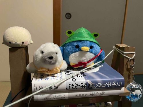 みなさん こんばんは みみげです
かぜが はやっていますが みなさん たいちょう だいじょうぶ でしょうか
このしゃしんは パワーペンギンこと パワペンが きょうの ごはん なんだろな と かんがえているので おもしろいです

さいきん おうちのひとが しごとが いそがしいから 11がつになったら また フワモコSNSに とうこう とか コメント とか イイねを したいと おもいます
みんなの とうこうは たのしいから またみるね