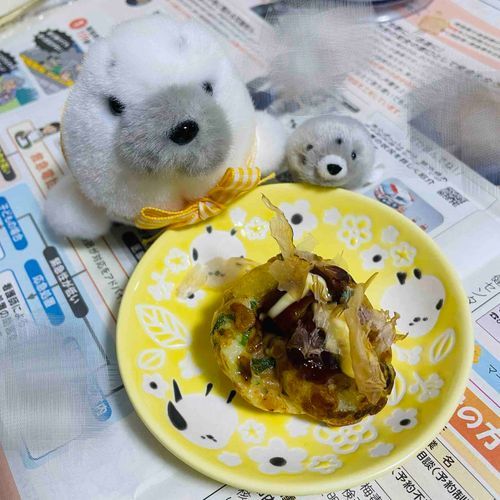 みなさん こんばんは みみげです
きょうは ひさしぶりに ぼくの にちじょうを とうこう します
きょうは おうちで たこやき パーティでした
ぼくと うらしま は たこやきを いっこ もらいましたよ
おうちでたべる あつあつ の たこやきは おいしいですね
うらしまは はじめての たこやきに ハフハフ しながら たべてました
たべおわったら うらしまは ボールみたいに ふくれていました
また たこやき たべたいな