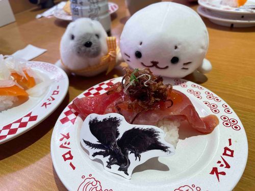みなさん おひさしぶりです
ぼくですよ

おうちのひとの しごとが やっとおちついたので ひさしぶりに おでかけに つれていってもらいましたよ
そろそろ えの リクエストを しょうか しますね
おたのしみに

きのうは しんいり の あわまろ と いっしょに おでかけしました
おうちのひとが すきな ゲームと おすしが コラボしてたので おすしにいったり ゲームセンターに はじめてつれていってもらいました
ゲームセンターは ちょっと むずかしそうだったので ぼくと あわまろは みていました
かんたんな ボタンを おす ゲームを こんど してみたいです

いつも ぼくたちは きんちゃくに いれて いどうしてるんですが ちょっと あわまろが おおきいので ぼくの かおが ハミでて おもしろかったです
おおきい きんちゃくを かわないとね
