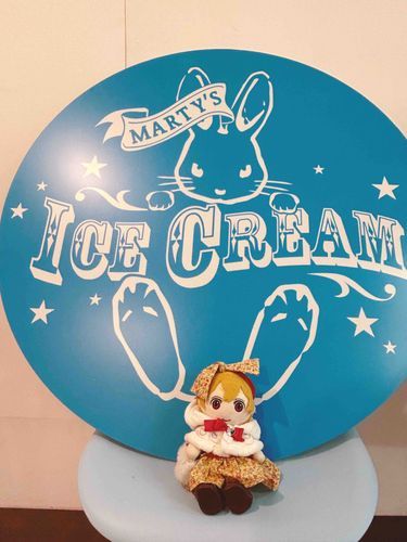 マーティーズアイスクリームさんのうさぎさんのかんばん！
うさぎさんかわいいよね🐰
とっても、ばえスポット！✨
おみせのひともね、ぬいもだいかんげいしてくれるからね、いっぱいおしゃしんとれるの！うれし！