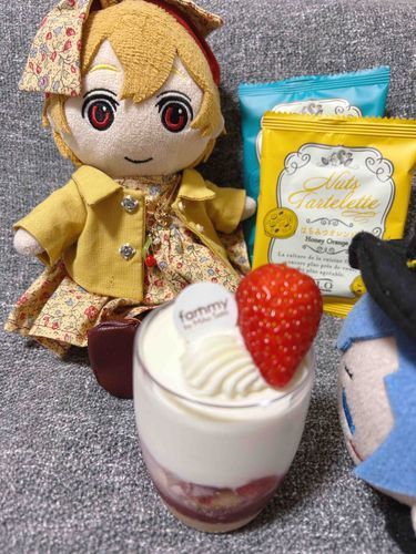 え！なぎのすきのいちごのケーキもよういしてくれたの？おっきいいちごのってる！うれしい！🍓