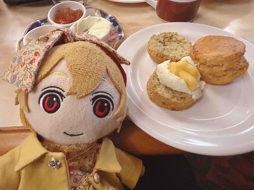 アフタヌーンティーいってきたんだ🫖どれもおいしくて、このスコーンがとくにおいしかった！ラベンダーのかおりなんだって！🪻
ぽかぽかおてんきでおさんぽもしてたのしかった♡