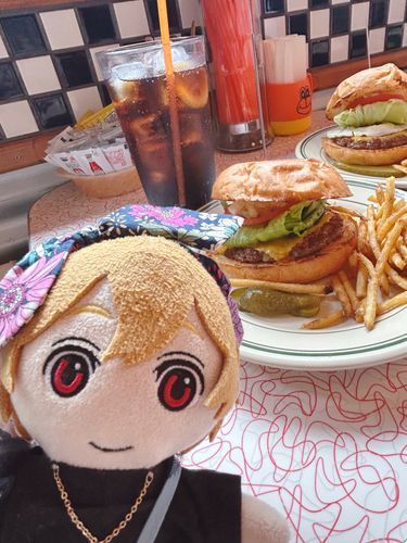 アメリカンでかっこいいおみせで、おっきいハンバーガーたべたよ🍔コーラもすーっごくおおきいんだよ！おなかい〜っぱいになっちゃった！