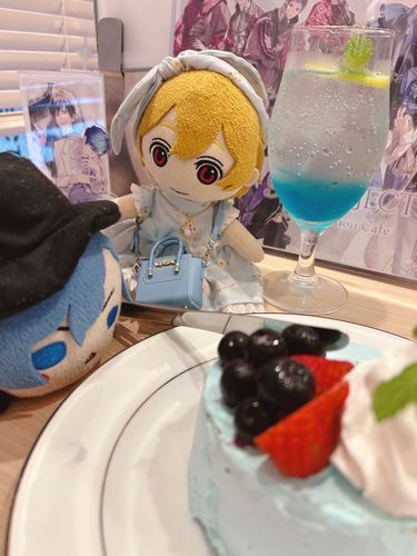 きょうは、けんけんとコラボカフェにいってきたの！けんけんのおたんじょうびかいしたの🩵せっかくだから、ケーキにゅうとうごっこしたんだけど、すっごくうれしかったけど、リードしてくれるけんけんがかっこよくてどきどきしちゃった…///