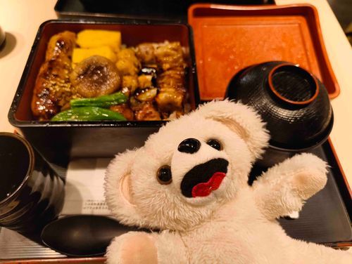 名古屋の有名な鳥料理の店らしいんだ〜🐣🐣
焼き鳥重食べたよ❗️