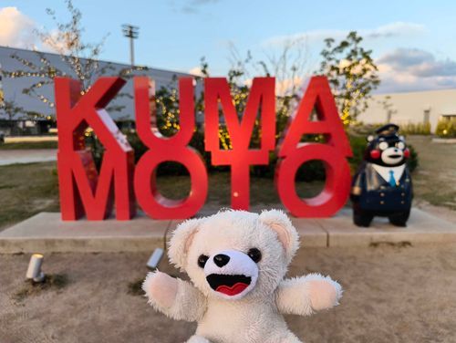 熊本に来たよ！
仲間？のくまモンがお出迎えしてくれたんだ〜🐻🐻‍❄️