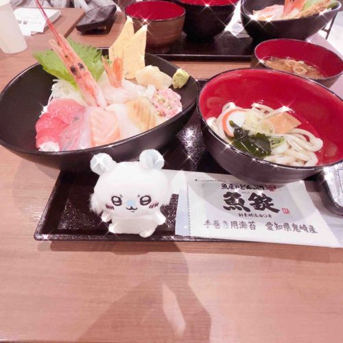 これはでかいたべものに囲まれて気まずそうなモモンガ