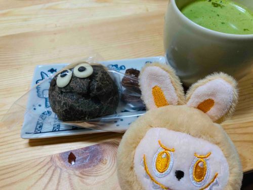 らぶぶのぬいぐるみをお迎えしました。ハニィちゃんをよろしくね。まっくろくろすけシューを買ったわよ