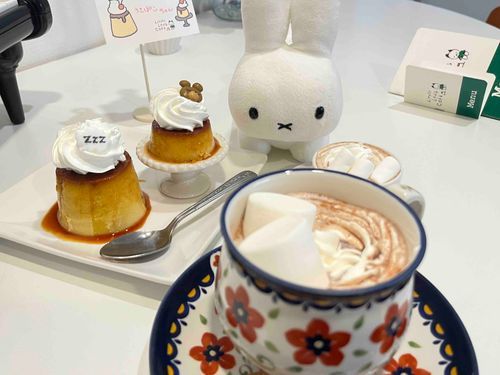 11月末にキツネのルゥちゃんが店長のぬいぐるみのためのカフェ Little Lou's cafe に行ってきたよ！！
かぼちゃプリンとマシュマロのせホットココアのセットを頼んだよ🍮☕️
うさぽこ用のミニセットと人間用のセットが運ばれてくるんだよ！メニューもおっきいのとちっちゃいの2個あるよ〜
すごく美味しかった！！！見た目も可愛くて、すごくいい時間が過ごせたよ！みんなもぜひ予約して行ってみて！！！！