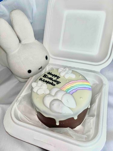 うさぽこ3歳になりました！！！！㊗️🎉
3歳の1年間も、だいだいだいすき！！
今年のケーキはレインボーにしたよ🌈うさぽこ喜んであむあむしてた！