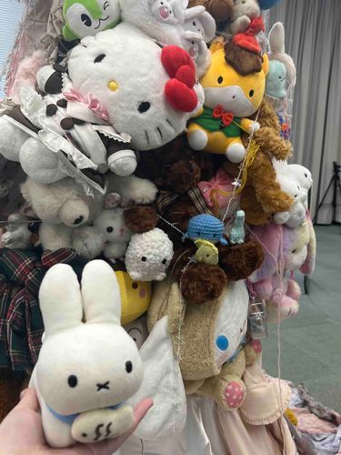 うさぽこと一緒に早稲田大学ぬいぐるみ同好会の展示に行ってきたよ！
飼い主がインカレで所属させてもらってて、ぬいぐるみタワーには飼い主がつくったあみぐるみ4匹が住んでいたよ👻🦖🦕🐳わかるかな？
ぬいぐるみへの思いを書いたお手紙を他の人と交換したり、去年の展示で包帯を巻いたうさぎちゃんと再会したりしたよ♪