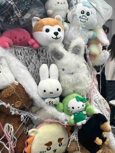 主催さんのご厚意でぬいぐるみタワーにうさぽこも乗せてもらったよ！主催さんの手作りぬいぐるみとパチリ📸(右にいるもふもふの子だよ)