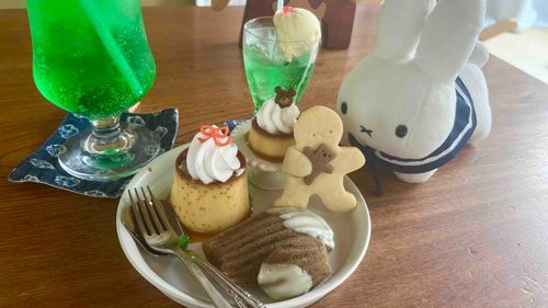先月のLittle Lou's cafeに行ってきたよ𖠚
うさぽこが頼んだのはメロンソーダ、プリン、マドレーヌ、だっこクッキー🧸
人間用とぬいぐるみ用が運ばれてくるよ🍮
すごく素敵な空間でお気に入りなんだ☕️
ふわもこSNSにいるみんなもきっと気にいると思う！おすすめのお店です🫖