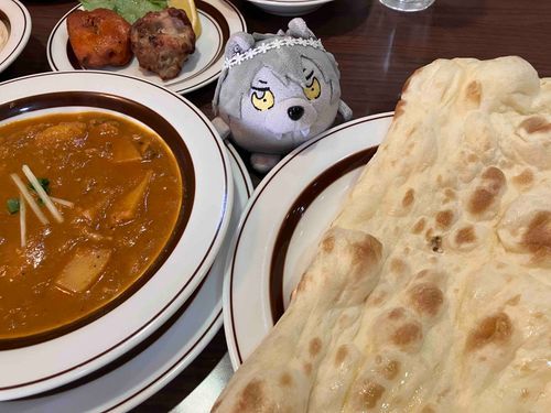 うまいカレーを食ったぜ！
こういう店はナンがでけ〜の、何なんだろうな…