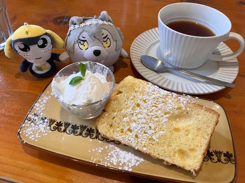 先輩たちといつもの店でメシだ！
先輩んとこのヤツが来たから、いっしょに映ってやったぜ