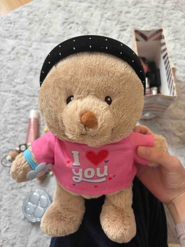 ママのカチューシャをつけてみたら
頭が重くなってすぐコテンと倒れてしまうチョコさん。
