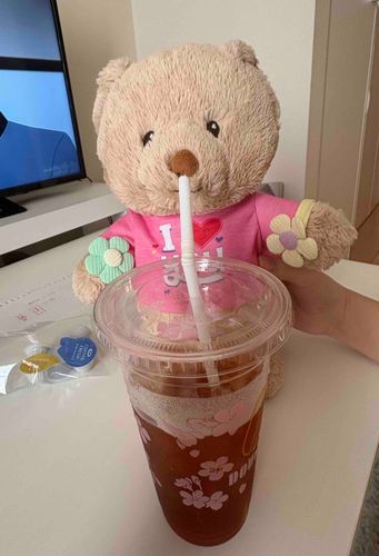 ドトールも桜パッケージで可愛いよ✨🤭ついでにおててにお花も一緒🦭