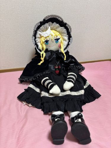 おはようございます、なのだ。
ゴシックロリィタファッションの、クロマたんなのだ。
今回は、黒いケープと苺チョコのネックレスも付けて頂いたのだ。
ブーツにもリボンが付いている。
気分は魔法少女なのだ💕