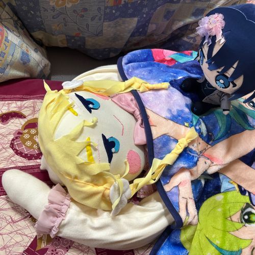 私のお腹の上に乗って、「トトロの上に乗ってるメイちゃんごっこ」をしているのは、「くゆちゃん」なのだ。
…私はもうちょっと寝たいのだ〜。
