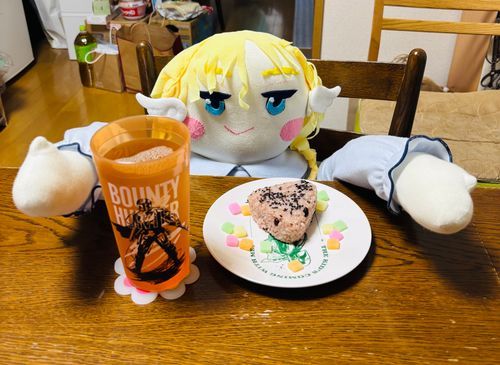 マンダロリアンのくじ引きで当たった、タンブラーとメラミン皿に、冷たい緑茶とお赤飯のおにぎりを合わせてみたのだ💕
(みなこは、ほのぼのしたシーンなら大丈夫らしい。)
カラフルな駄菓子のフルーツもちで、トッピングもしたのだ〜💕