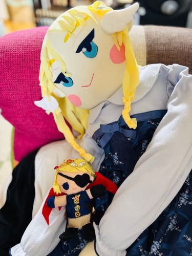 クロマたん💕:きぃちゃんには、参考元にしたキャラクターがいるのだな？

きぃちゃん🦅🖤:うん。みなこさんは、わたしの顔を作る時に「タイムクライシス5」の「キース」を参考にしたんだって…でも、あんまり似てないかもね。

クロマたん💕:そうなのか〜。みなこは、ゲームが好きなのだな〜。
