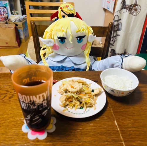 今日の晩ごはんは、ササミと野菜のごまだれ味の炒め物なのだ💕
…むむっ？きぃちゃん🦅🖤も、
一緒に食べよう！なのだ💕