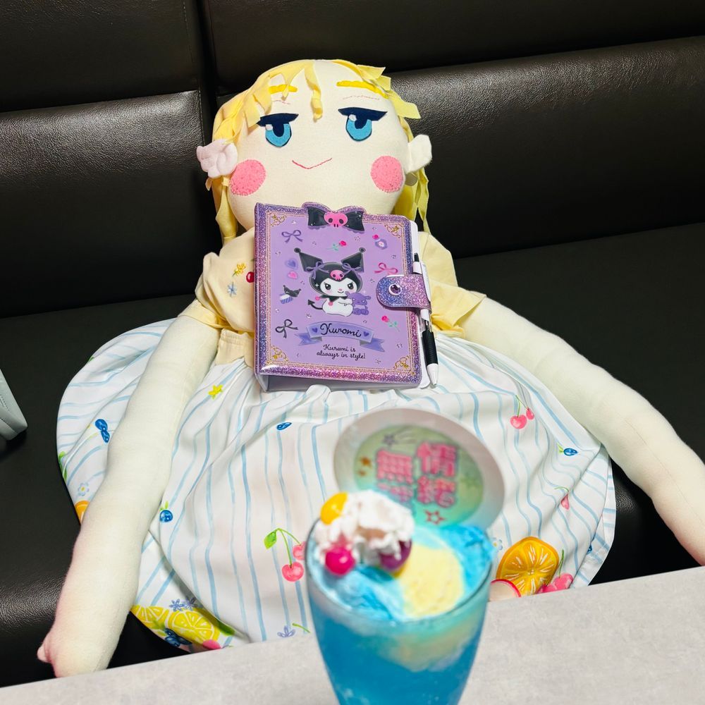 クロマたんなのだ💕
近所のカラオケ店に行ってきたのだ。パイン味の青いクリームソーダが、美味(びみ)だったのだ💕