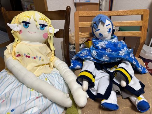 クロマたん💕:この子はみなこが、私よりだいぶ前に作った「かいちゃん」なのだ。

かいちゃん🍨:初めまして！ぼくの名前は「かいちゃん」だよ。ボカロのKAITOの二次創作ぬいなんだ。
ぼくは今年で、7歳になるよ。
よろしくね♪