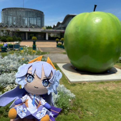 私は、プリンセス・ヴィオラです。
ボタニカミュージアムに行ってきました。

大きな青りんご🍏のオブジェ、とってもかわいいと思うわ。
ハイビスカスとブーゲンビリアのお花さんたちも、素敵だったの。