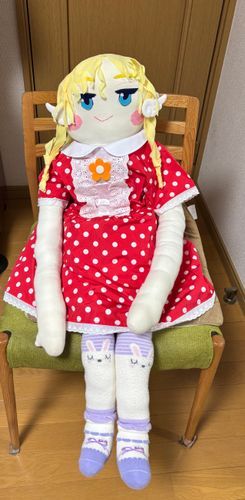 シルバニアのショコラウサギの女の子とおそろいの服を着てみたのだ💕
赤に白の水玉模様がおしゃれさんなのだ。