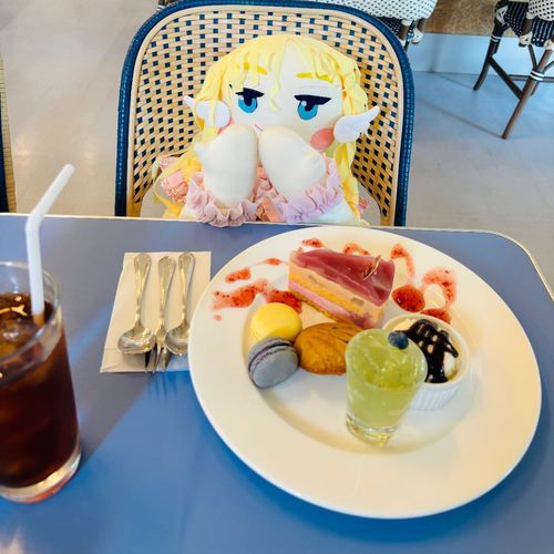 クロマたんなのだ💕
今日は、カフェ マリーイヴォンヌさんに行って、ケーキプレートを頂きましたのだ〜。
アイスティーも、どのお菓子も、
とーっても、美味(びみ)ぃ〜❣️
なのだ💕