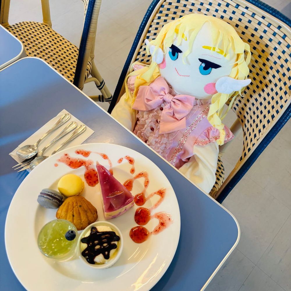 クロマたんなのだ💕
今日は、カフェ マリーイヴォンヌさんに行って、ケーキプレートを頂きましたのだ〜。
アイスティーも、どのお菓子も、
とーっても、美味(びみ)ぃ〜❣️
なのだ💕