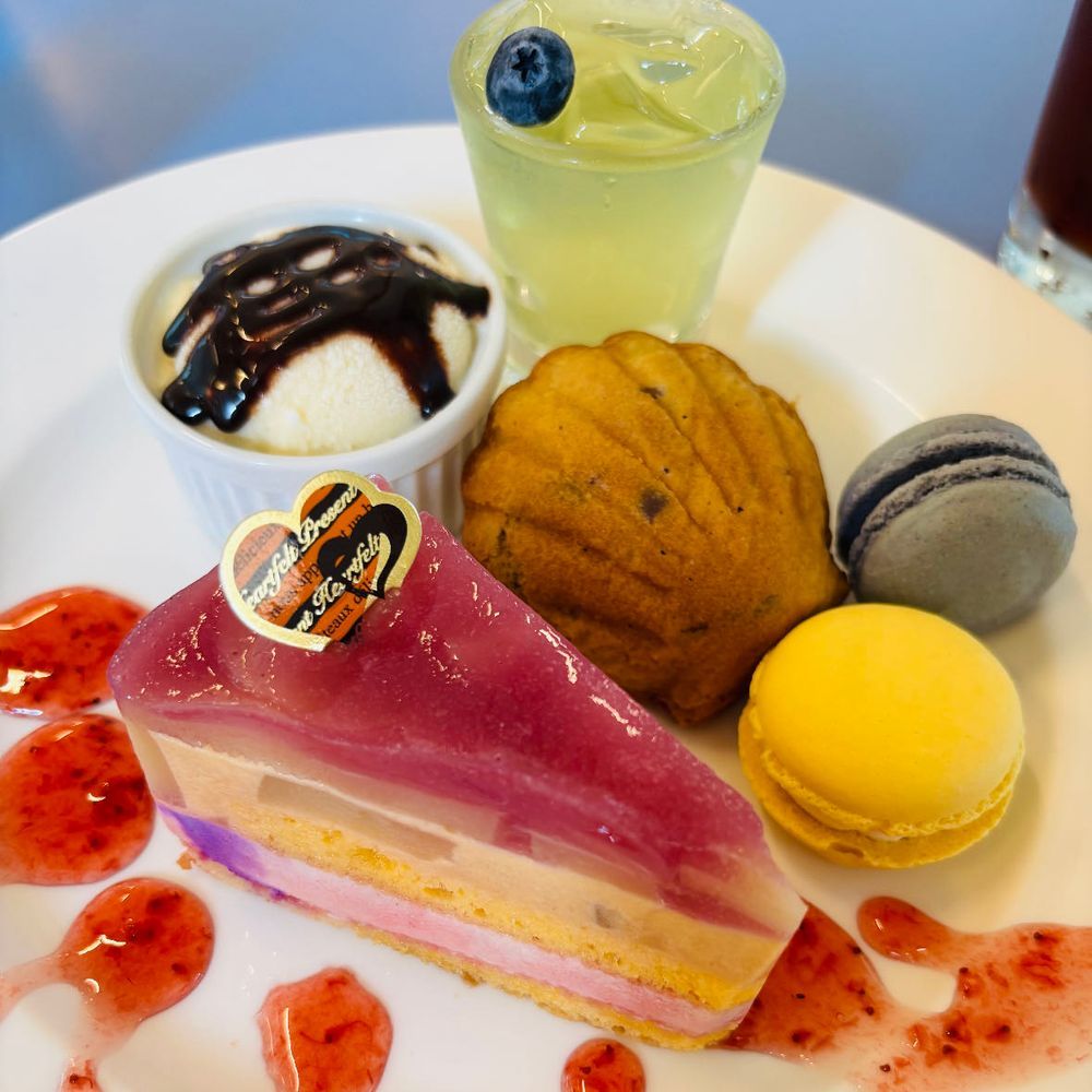 クロマたんなのだ💕
今日は、カフェ マリーイヴォンヌさんに行って、ケーキプレートを頂きましたのだ〜。
アイスティーも、どのお菓子も、
とーっても、美味(びみ)ぃ〜❣️
なのだ💕