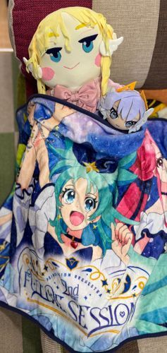 クロマたんなのだ💕
そして、ヴィオラです💜

クロマたん:ちょっと寒いので、「プリオケ」の毛布をかけて、あったまるのだ〜。
ヴィオラ:今日は雨なのね…。