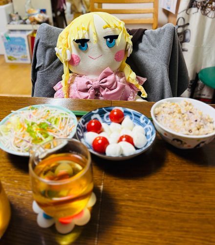 クロマたんなのだ💕
雑穀米入りご飯と、モッツァレラチーズにミニトマト、細かく切った野菜サラダ！なのだ。
飲み物はハーブ🌿ティー。
とっても美味(びみ)い〜💕