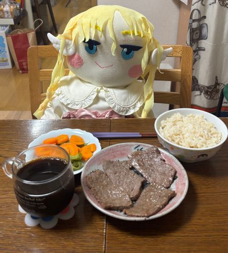 みーちゃんが、今日の晩御飯に、焼肉を用意してくれたのだ💕
飲み物も、今日は豪華に、コーヒー☕️「ゲイシャ」なのだ💕
美味(びみ)ぃ〜なのだ💕