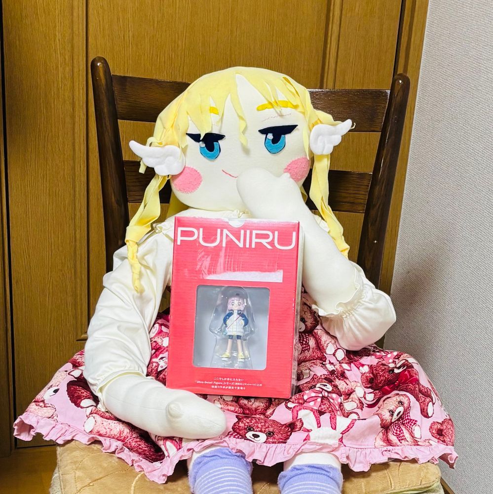 クロマたんなのだ💕
今日は、みーちゃんの大好きな漫画の特装版が、通販で届いたのだ。
キラキラ加工の可愛い絵の表紙、裏面は、可愛いフィギュアなのだ。