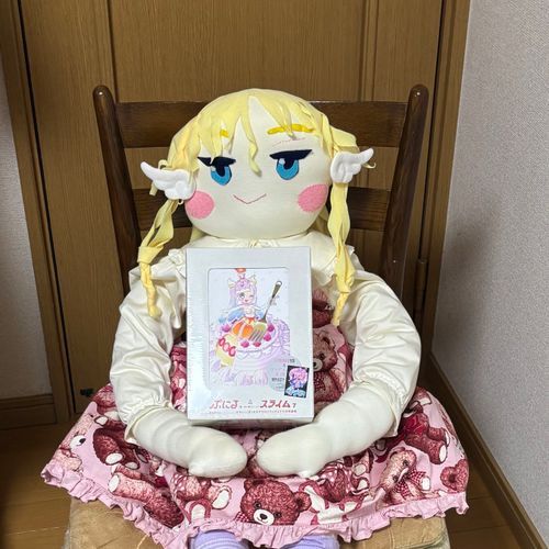 クロマたんなのだ💕
今日は、みーちゃんの大好きな漫画の特装版が、通販で届いたのだ。
キラキラ加工の可愛い絵の表紙、裏面は、可愛いフィギュアなのだ。