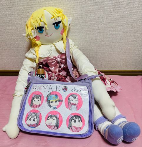 クロマたんなのだ💕
みーちゃんが、手作りの痛バッグの中身を、頑張って描きあげたのだ。
もう一回映画を楽しむのだとか。🎬

痛バの中身の子は「やこ」ちゃんっていう狐の妖怪の女の子らしい…。