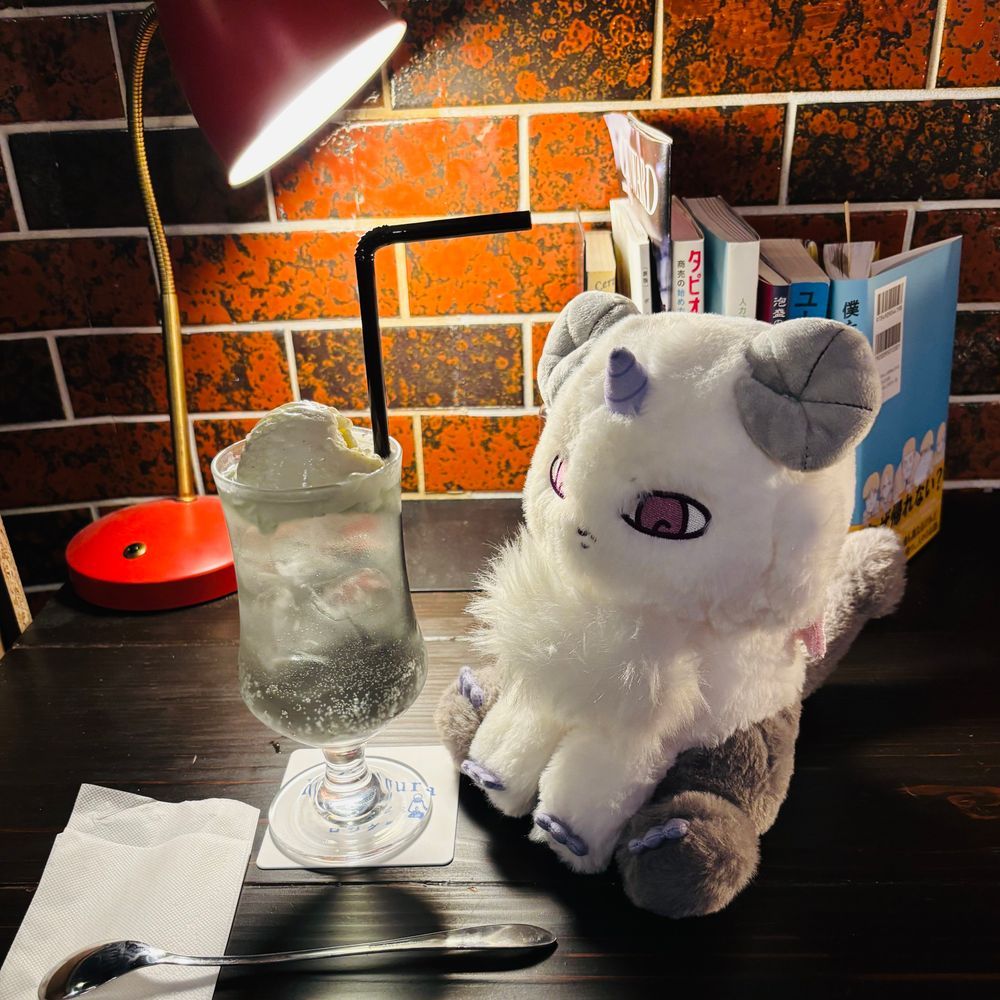 こんばんは。デビのこちゃんだよ。
ノンアルコールのバイオレットフィズのアイス乗せを、静かな落ち着いたカフェで飲んだんだ。
とっても綺麗で美味しかったよ💜
この空間も、好きだなぁ…。