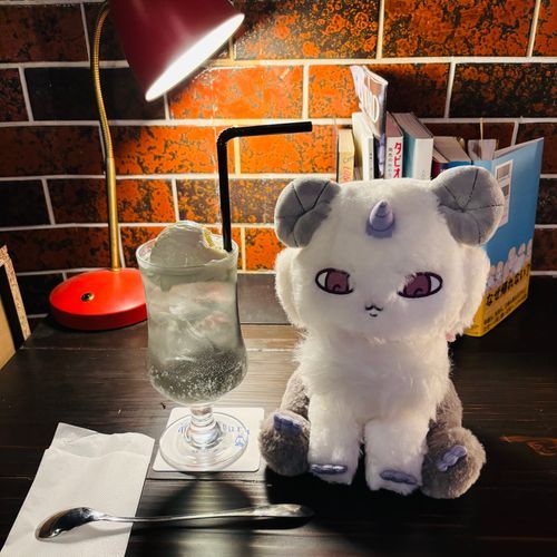 こんばんは。デビのこちゃんだよ。
ノンアルコールのバイオレットフィズのアイス乗せを、静かな落ち着いたカフェで飲んだんだ。
とっても綺麗で美味しかったよ💜
この空間も、好きだなぁ…。