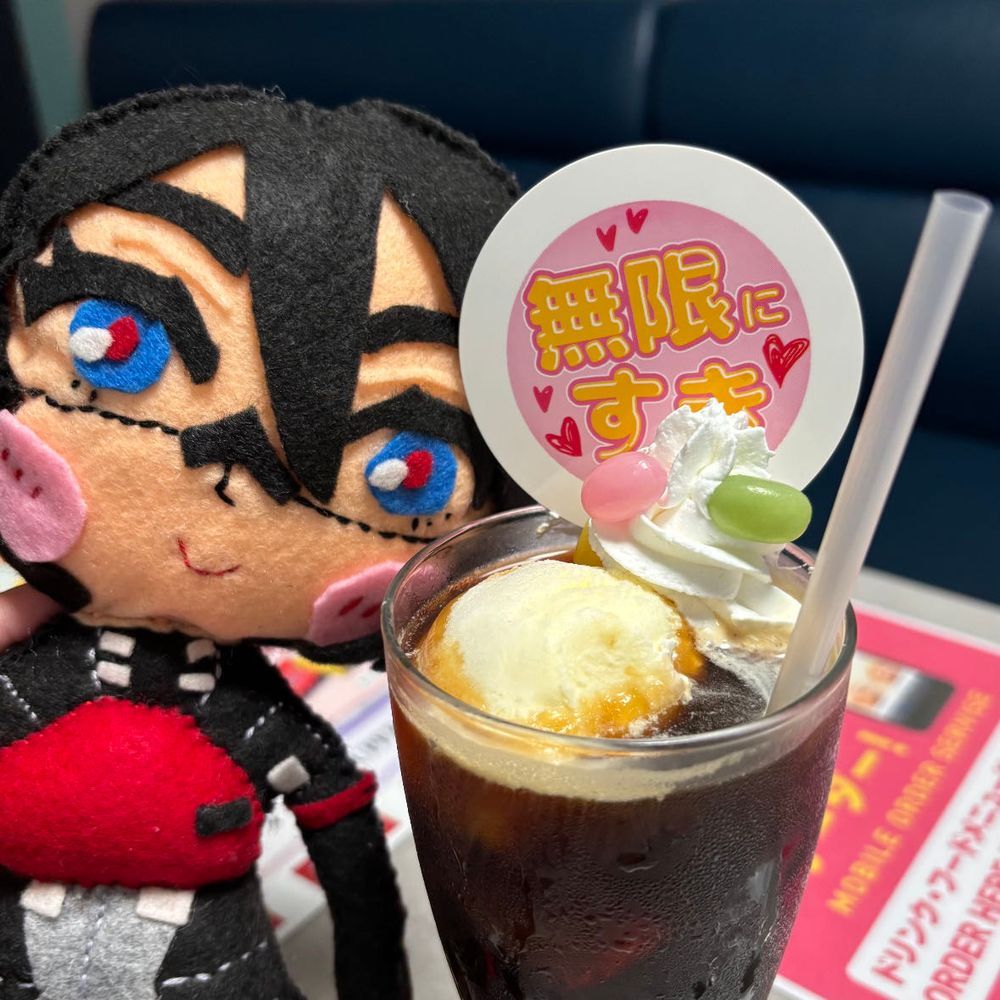 こんばんは。
私は、エルスターぬいです。🚀
ちょっと休憩しに、昨日カラオケに行って来ました。
コーヒーフロート、美味しかったです。☕️
