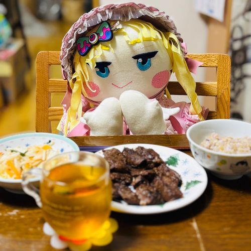 クロマたんなのだ💕
今日の晩御飯は、みーちゃんが、頑張って作ったのだそうだ。
とっても美味ビミびみぃ〜なのだ！