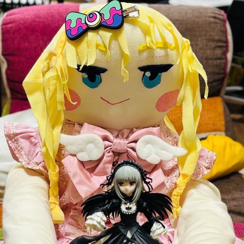 クロマたんなのだ💕
今、みーちゃんが用事の帰りに、ゲーセンでゲットして来たフィギュアを見てるのだ。
みーちゃんの大好きな、「ローゼンメイデン」なのだとか…。🌹🪶
