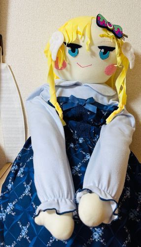 クロマたんなのだ💕
今日は、羽の🪽髪飾りを下向きにして、ちょっと大人しい感じにしてみたのだ。青いワンピースも好きなのだ💙