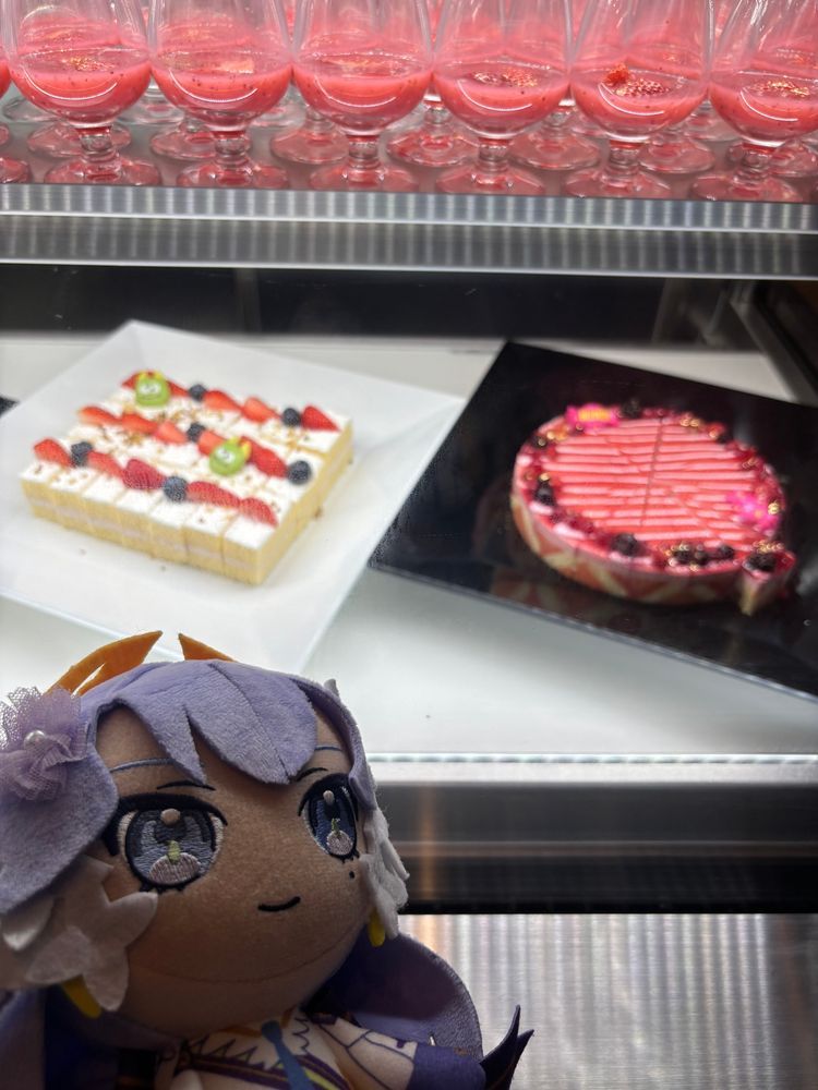プリンセス・ヴィオラです。
たくさんのケーキが並んでいるわ！